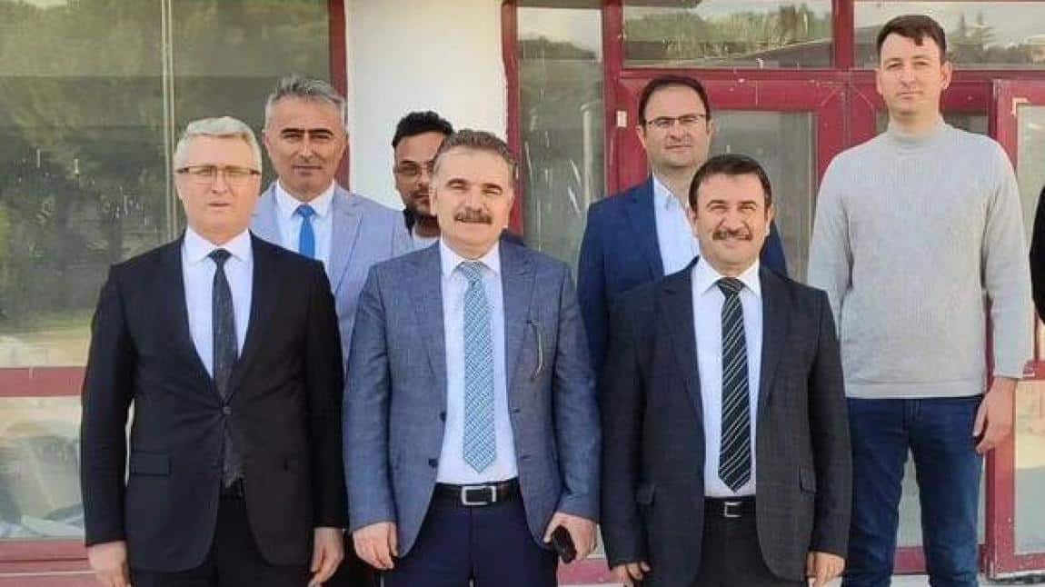  Balıkesir Vali yardımcısı Mustafa Çek, ilçe Kaymakamımız Ahmet Odabaş, İlçe milli eğitim müdürü Yaşar Ciğer okulumuz ziyaret etti.
