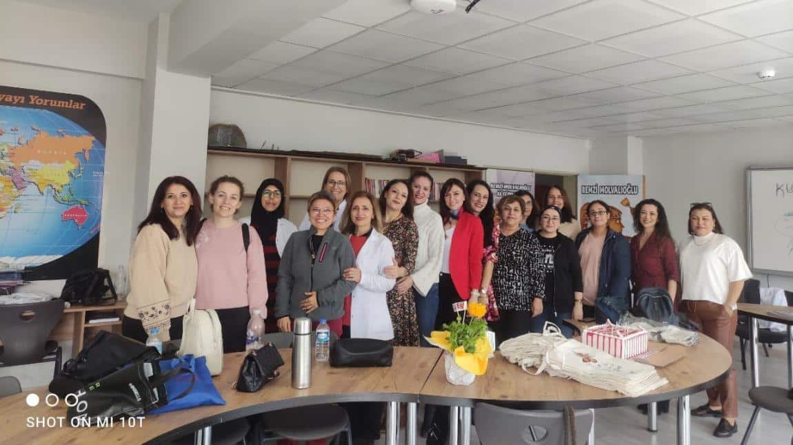 8 Mart Dünya Kadınlar günü dolayısıyla öğretmenler odasında pasta kesimi yapıldı.